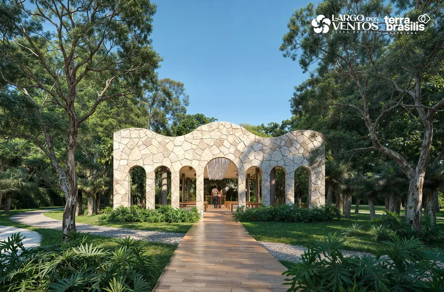 Templo dos Arcos, estrutura de pedra com arcos em meio às árvores